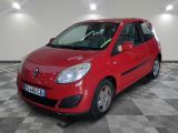 la photo d'une voiture rouge garée dans un garage