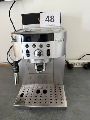 une machine à café posée par terre