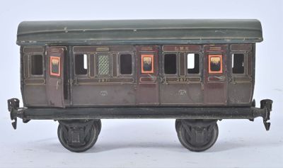 un wagon de train miniature posé sur une surface blanche