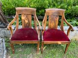 une paire de chaises en bois recouvertes de velours rouge