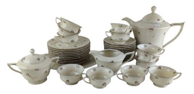 une photo montrant un ensemble d'assiettes, de tasses et de soucoupes en porcelaine