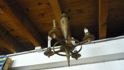 un lustre suspendu au plafond d'une maison