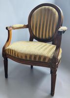 Fauteuil cabriolet en bois mouluré, à dossier médaillon, rep… (photo 2)
