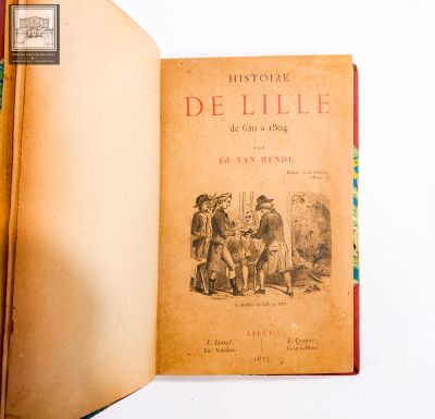 un livre ouvert sur lequel figure la photo d'un groupe de personnes