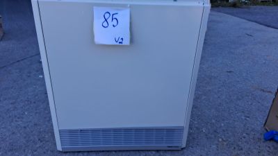 un réfrigérateur sur lequel est apposée une étiquette de prix