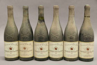 six bouteilles de vin sont alignées dans une rangée