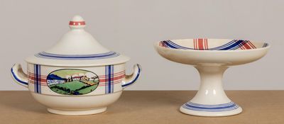 un petit bol et un autre petit bol posés sur une table