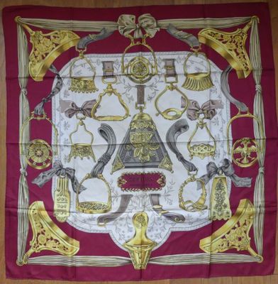 HERMES, foulard en soie modèle "Etrier", taches, pas de déch…