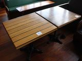 deux tables et un banc dans un coin de la pièce