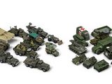 de nombreux véhicules militaires miniatures et autres véhicules posés sur une surface blanche