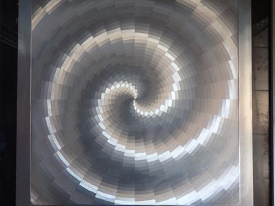une photo d'une photo représentant un motif en spirale sur un mur