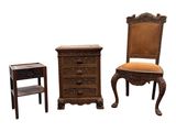 deux meubles, dont une chaise, une table et une table d'appoint