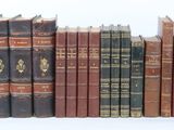 beaucoup de livres qui traînent sur une étagère