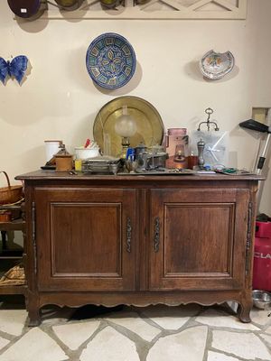 un buffet sur lequel sont posés de nombreux plats