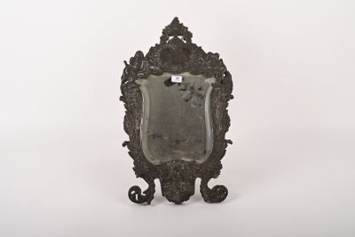 un miroir ancien posé sur un pied, sur fond blanc