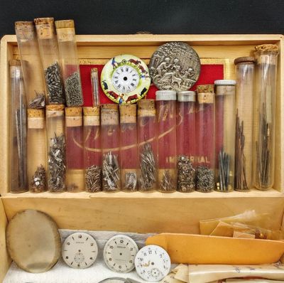 une boîte en bois remplie d'objets assortis sur une table