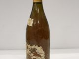 gros plan d'une bouteille de vin sur une surface blanche