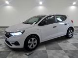 la voiture blanche est garée sur un sol en damier dans le garage