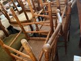 un grand nombre de chaises dans une pièce