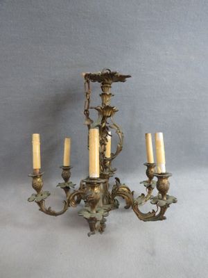 Lustre en bronze à 6 lumières orné de rinceaux.