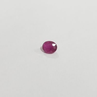 un saphir rose sur un fond blanc