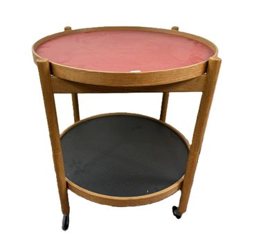 une image représentant une table en bois avec un plateau rose, montée sur roulettes
