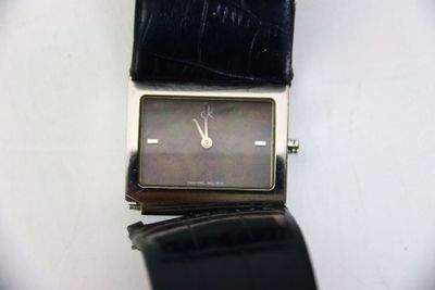 CALVIN KLEIN Montre de dame, cadran à fond noir et reflets n…