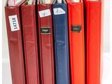de nombreux livres alignés sur une table