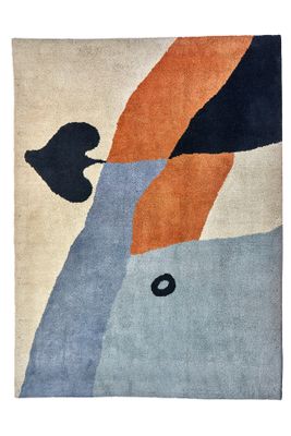 le tapis est multicolore et représente un oiseau