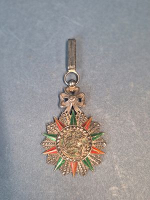 médaille d'argent ornée d'émail rouge, vert et orange