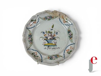 une assiette avec l'image d'un oiseau et de fleurs
