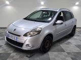 la photo d'une voiture argentée garée dans un garage