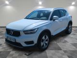 un SUV Volvo blanc garé sur un sol à damier