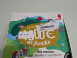 La boîte du jeu est posée sur la table.