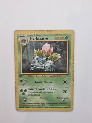 une carte Pokémon sur laquelle figure l'image d'une fleur