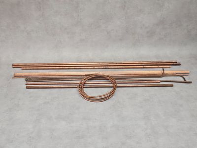 un ensemble de quatre électrodes en cuivre sur fond gris