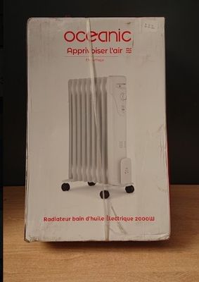 emballage d'un radiateur électrique blanc posé sur une table en bois