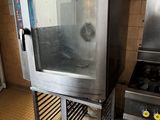 un grand four situé au milieu d'une cuisine, à côté d'une cuisinière