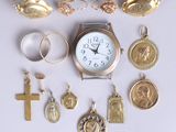 plusieurs types de bijoux différents sur une surface blanche