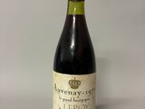 une bouteille de vin posée sur une table