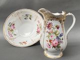 une tasse et une soucoupe blanches posées l'une à côté de l'autre sur une table