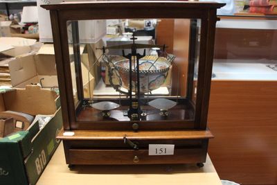 une horloge posée sur une table dans une pièce