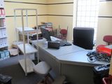 un bureau avec un ordinateur portable et une chaise dans une pièce