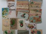 un lot de cartes posées sur une table