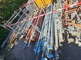 un gros tas de tuyaux métalliques posé sur le bord de la route