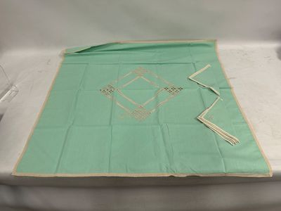 une image représentant une nappe verte ornée d'un motif en losanges