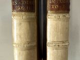 une paire de livres anciens reliés en cuir, exposés avec leur étiquette de prix