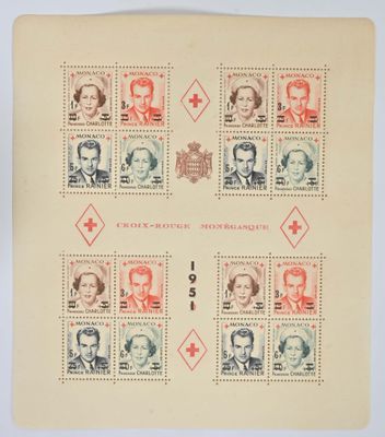 un gros plan d'un morceau de papier avec des timbres dessus