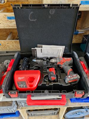 une boîte à outils contenant des outils, posée sur une palette