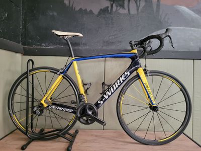 un vélo posé sur une béquille devant un mur